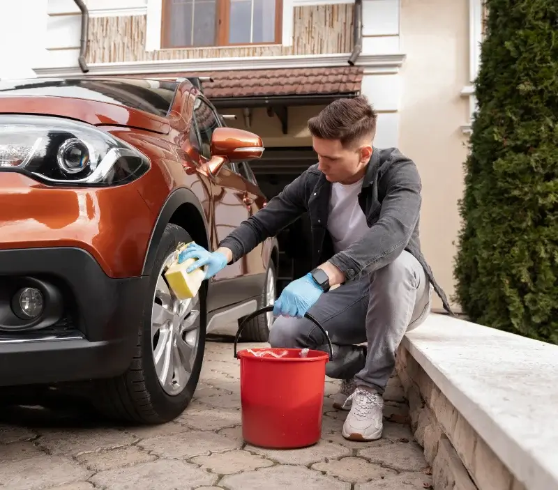 Lavage auto à domicile Montségur-sur-Lauzon : professionnel intervenant sur un véhicule